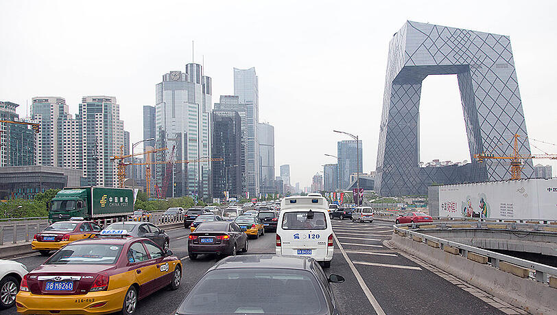 Autoverkehr im chinesischen Peking. China ist einer der wichtigsten Absatzmärkte für die deutschen Anbieter BMW, Daimler und VW. Foto: Friso Gentsch/Volkswagen/ Autoverkehr im chinesischen Peking. China ist einer der wichtigsten Absatzmärkte für die deutschen Anbieter BMW, Daimler und VW. Foto: Friso Gentsch/Volkswagen/