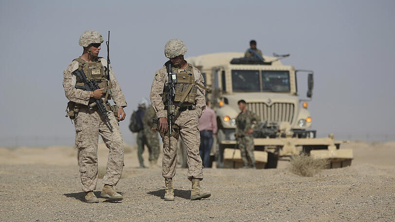 US-Marines laufen während einer Übung der afghanischen Armee in der Provinz Helmand durch ein Camp.