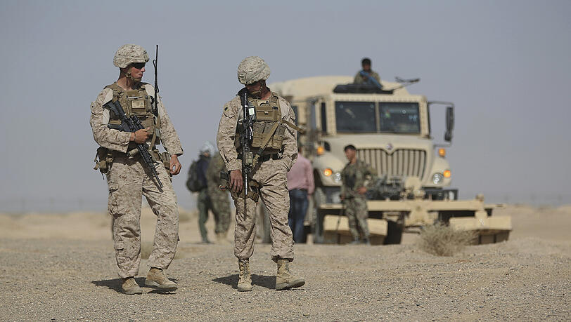 US-Marines laufen während einer Übung der afghanischen Armee in der Provinz Helmand durch ein Camp. US-Marines laufen während einer Übung der afghanischen Armee in der Provinz Helmand durch ein Camp.