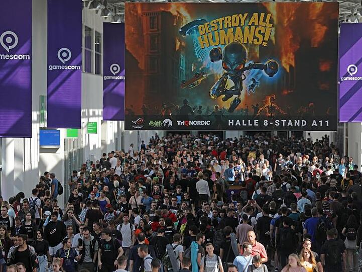 Messebesucher gehen über die Computerspiele Messe "Gamescom".