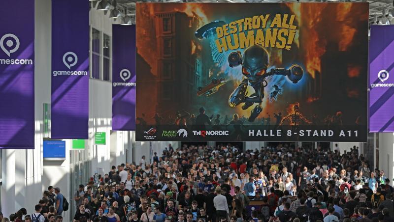 Messebesucher gehen über die Computerspiele Messe "Gamescom".