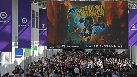 Messebesucher gehen über die Computerspiele Messe "Gamescom".