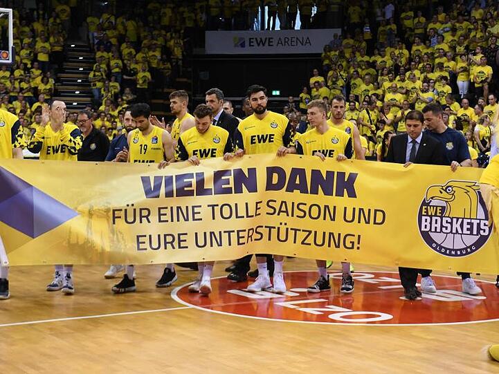 Oldenburgs Spieler bedanken sich nach Spielende bei den Fans.