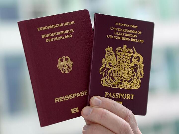 Ein deutscher und ein britischer Reisepass. Zahlreiche Briten wollen EU-Bürger bleiben.