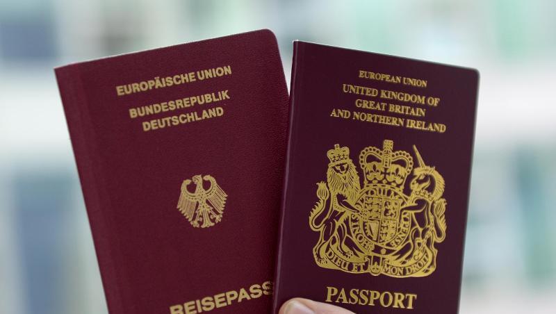 Ein deutscher und ein britischer Reisepass. Zahlreiche Briten wollen EU-Bürger bleiben. Ein deutscher und ein britischer Reisepass. Zahlreiche Briten wollen EU-Bürger bleiben.
