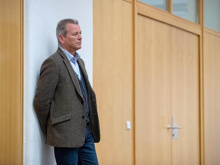 Der scheidende Nürnberger Oberbürgermeister Ulrich Maly steht im Karl-Bröger-Haus. Foto: Daniel Karmann/dpa/Archivbild
