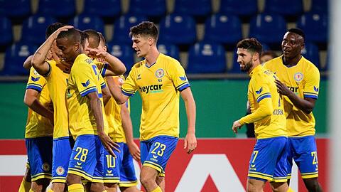 Die Spieler von Eintracht Braunschweig feiern das Tor zum 5:3 gegen Hertha BSC.