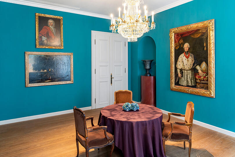 Blauer Salon: Medici-Vase und ein Halbporträt von 1680.