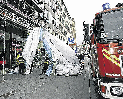 Am Stachus musste die Feuerwehr eine Werbeplane bergen, die der Sturm abgerissen hatte.