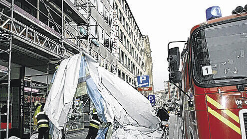 Am Stachus musste die Feuerwehr eine Werbeplane bergen, die der Sturm abgerissen hatte. Am Stachus musste die Feuerwehr eine Werbeplane bergen, die der Sturm abgerissen hatte.