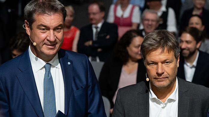 Einig, sich nicht einig zu sein: Robert Habeck (re.), Bundeswirtschaftminister, und Markus Söder, Ministerpräsident von Bayern.