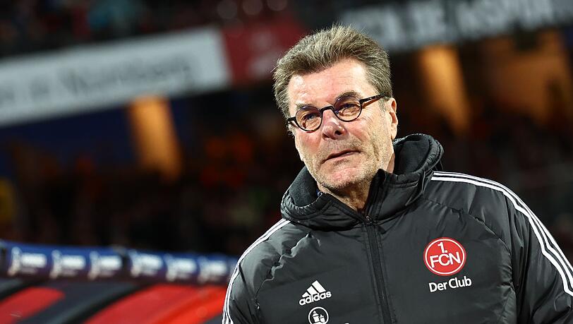 Der Nürnberger Trainer Dieter Hecking steht vor Spielbeginn auf dem Platz.
