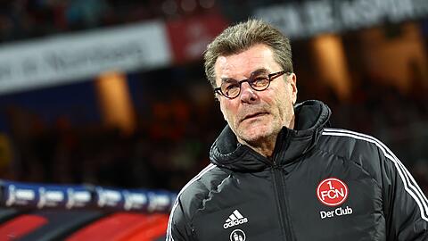 Der Nürnberger Trainer Dieter Hecking steht vor Spielbeginn auf dem Platz.