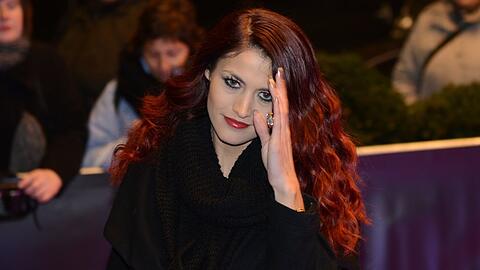 Fiona Erdmann auf dem roten Teppich bei einer Veranstaltung.