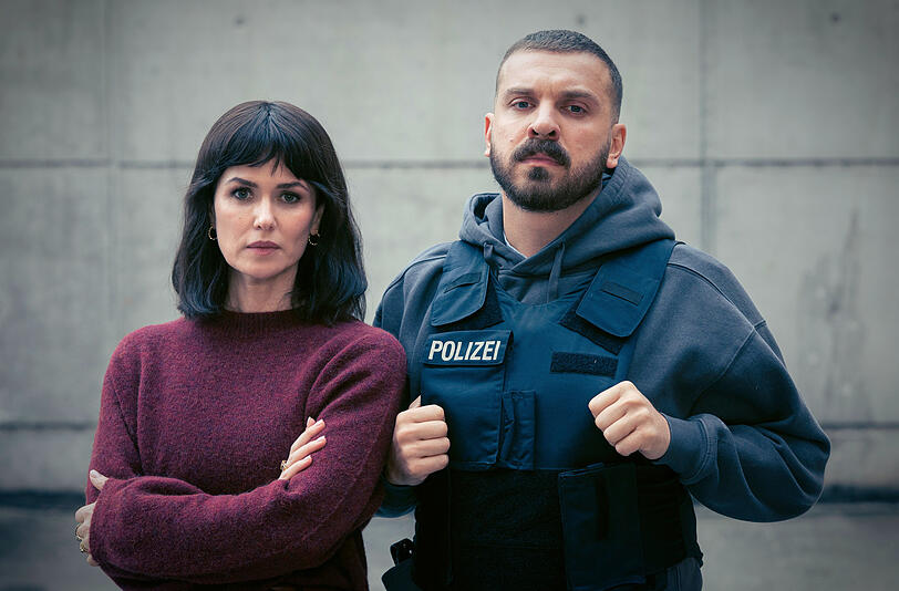 Melika Foroutan und Edin Hasanovic arbeiten als Maryam Azadi und Hamza Kulina im Keller ihres Präsidiums an Altfällen. Im "Tatort: Dunkelheit" kommen sie einem Serienkiller auf die Spur, der seit den 70-ern mordet.