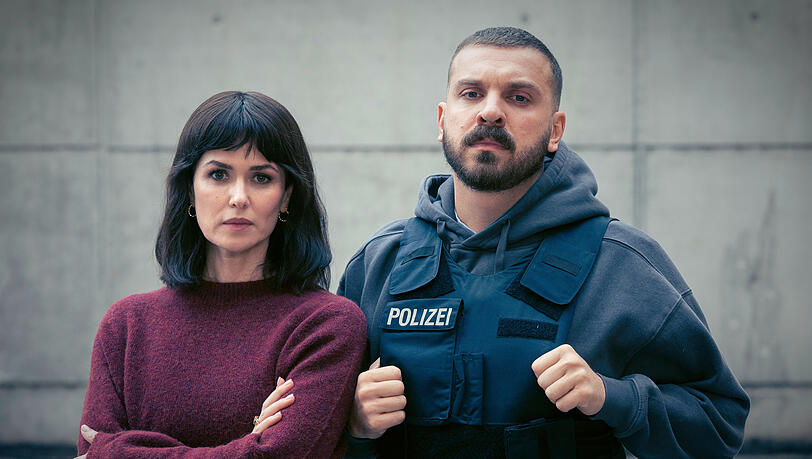Melika Foroutan und Edin Hasanovic arbeiten als Maryam Azadi und Hamza Kulina im Keller ihres Präsidiums an Altfällen. Im "Tatort: Dunkelheit" kommen sie einem Serienkiller auf die Spur, der seit den 70-ern mordet.