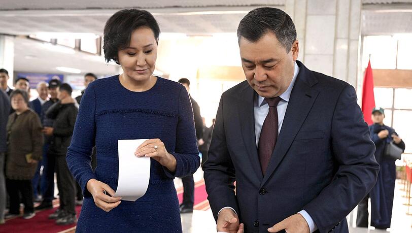 Der kirgisische Präsident Sadyr Schaparow gibt seine Stimme bei der Parlamentswahl ab. Der kirgisische Präsident Sadyr Schaparow gibt seine Stimme bei der Parlamentswahl ab.