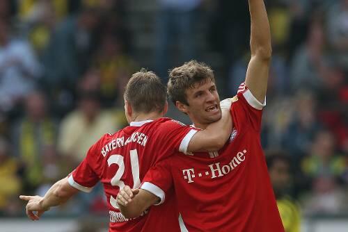 Bejubelt seine Treffer mit Bastian Schweinsteiger: Thomas Müller (r.).