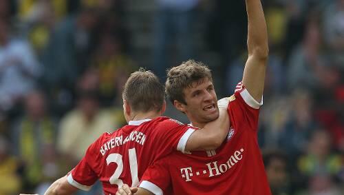 Bejubelt seine Treffer mit Bastian Schweinsteiger: Thomas Müller (r.). Bejubelt seine Treffer mit Bastian Schweinsteiger: Thomas Müller (r.).