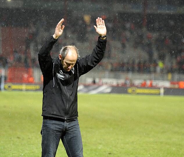 Trainer Reiner Maurer wurde nach Abpfiff von den Fans gefeiert.