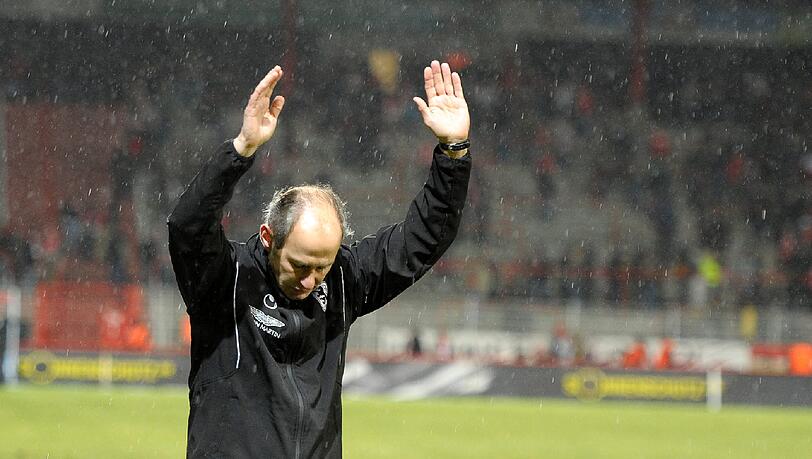 Trainer Reiner Maurer wurde nach Abpfiff von den Fans gefeiert.