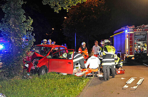 Ende einer Trunkenheitsfahrt: Aus diesem Wrack musste die Feuerwehr einen 44 Jahre alten Pkw-Lenker befreien.