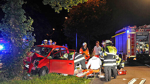 Ende einer Trunkenheitsfahrt: Aus diesem Wrack musste die Feuerwehr einen 44 Jahre alten Pkw-Lenker befreien. Ende einer Trunkenheitsfahrt: Aus diesem Wrack musste die Feuerwehr einen 44 Jahre alten Pkw-Lenker befreien.