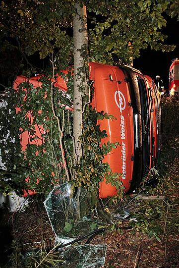 B12 zwischen Maitenbeth und Hohenlinden: Lkw kippt um - Fahrer eingeklemmt - Bayern - Abendzeitung München