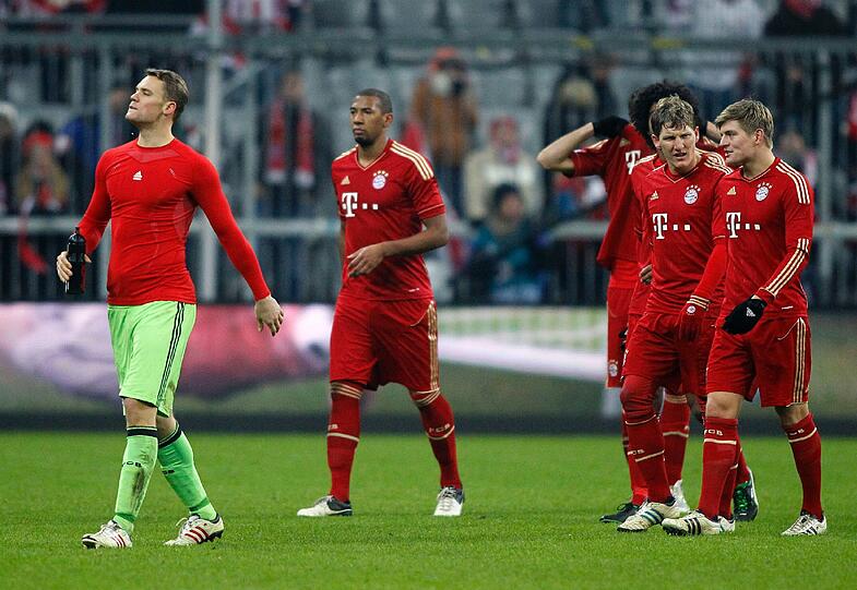 Schlussfrust trotz 1:1. Die Bayern mit Keeper Neuer, Boateng, Schweinsteiger und Kroos.