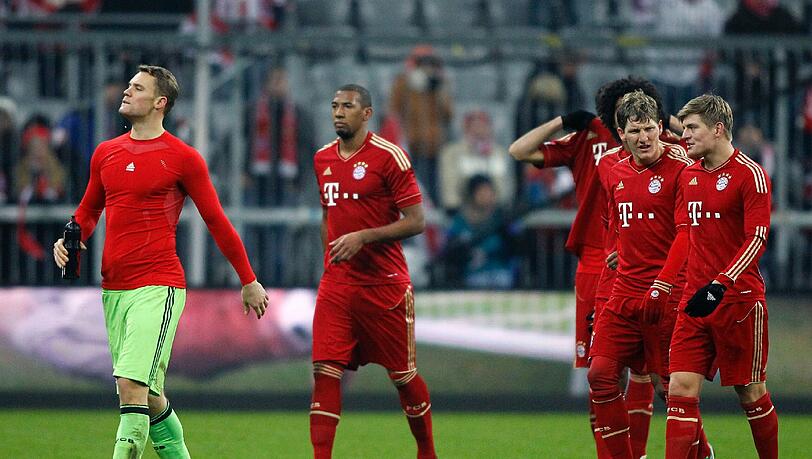 Schlussfrust trotz 1:1. Die Bayern mit Keeper Neuer, Boateng, Schweinsteiger und Kroos. Schlussfrust trotz 1:1. Die Bayern mit Keeper Neuer, Boateng, Schweinsteiger und Kroos.