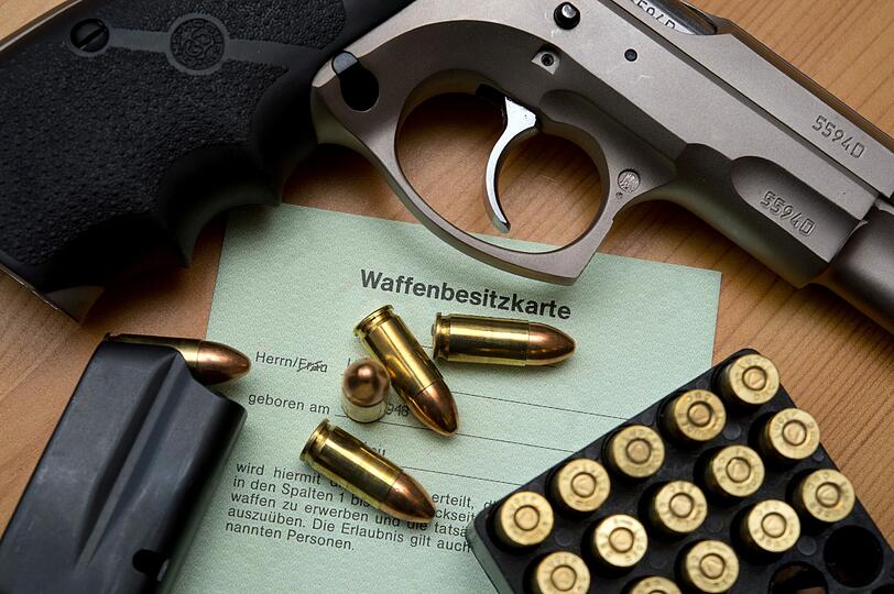 Um seine Waffe zu entladen, feuerte ein 31-Jähriger absichtlich aufs Nachbarhaus.