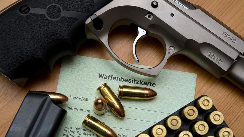 Um seine Waffe zu entladen, feuerte ein 31-Jähriger absichtlich aufs Nachbarhaus. Um seine Waffe zu entladen, feuerte ein 31-Jähriger absichtlich aufs Nachbarhaus.