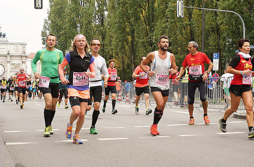 Die Läufer und Läuferinnen des 30. München Marathon am 11.20.2015
