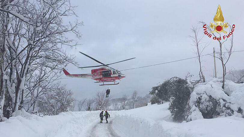 Die Retter müssen sich durch die Schneemassen kämpfen. Helfer werden aus der Luft abgeseilt.