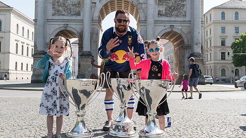 Mann mit drei Meisterpokalen und Zwillingen: Münchens Nationalverteidiger Yannic Seidenberg, der sein 900. DEL-Spiel bestreitet.