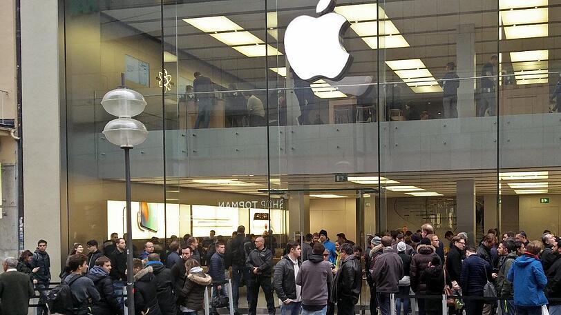 Schlangen vor dem Apple-Store in München (damals beim Verkauf des iPhone X).