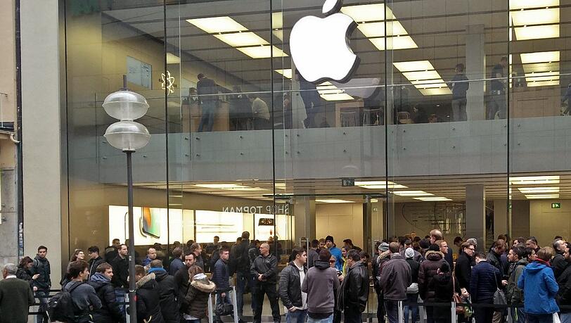 Schlangen vor dem Apple-Store in München (damals beim Verkauf des iPhone X). Schlangen vor dem Apple-Store in München (damals beim Verkauf des iPhone X).
