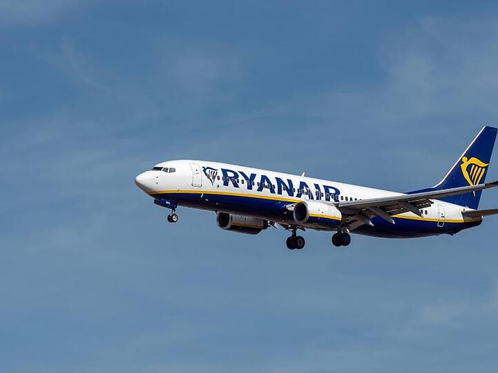 Ein Flugzeug der irischen Fluggesellschaft Ryanair im Landeanflug auf den Flughafen Frankfurt.