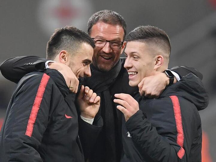 Frankfurts Sportvorstand Fredi Bobic (M) umarmt den nach Madrid wechselnden Luka Jovic (r) und Filip Kostic.