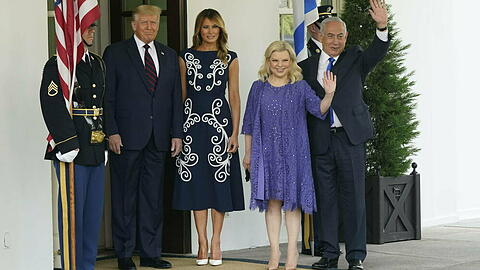 Donald und Melania Trump begrüßen den israelischen Ministerpräsidenten Benjamin Netanjahu und seine Frau Sara.