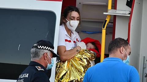 Sanit&auml;ter k&uuml;mmern sich um ein Baby, das Migranten mit &uuml;ber die Grenze nach Spanien gebracht haben.