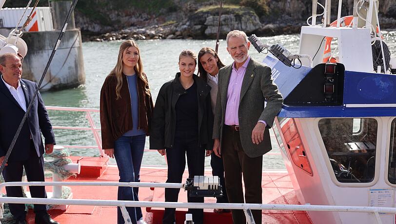 Spaniens Königin Letizia ist bei einem Besuch im nordspanischen Llanes auf einem Fischerboot ausgerutscht. Spaniens Königin Letizia ist bei einem Besuch im nordspanischen Llanes auf einem Fischerboot ausgerutscht.