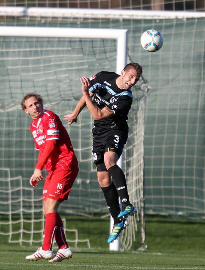 Probespieler Guillermo Vallori hat am Montag beim 2:0-Sieg der Löwen gegen Thun den ersten Härtetest im 1860-Trikot bewältigt - die Bilder.