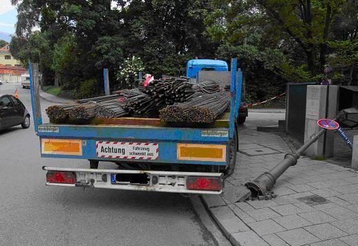 Diese Laterne hat der Lkw-Fahrer gerammt. Ein Hausbesitzer wurde leicht verletzt.