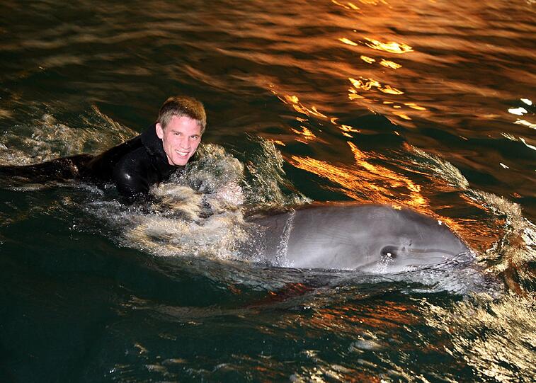 Für die Löwen ging's am Mittwoch noch tierisch zu: Im Delfinarium durften sie mit Flipper & Co. eine Runde schwimmen.