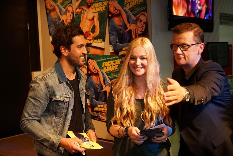 Vor allem junge Mädchen stellten sich stundelang an, um ein Foto mit ihrem Schwarm Elyas zu bekommen.