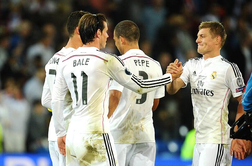 Gratulation von den Teamkameraden. Toni Kroos hat gleich beim ersten Spiel gezeigt, warum Real ihn verpflichtet hat.