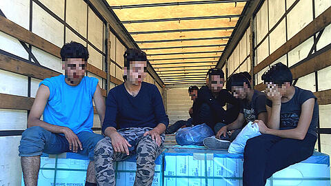 Die Bundespolizei entdeckte diese acht jungen Männer auf der Ladefläche.