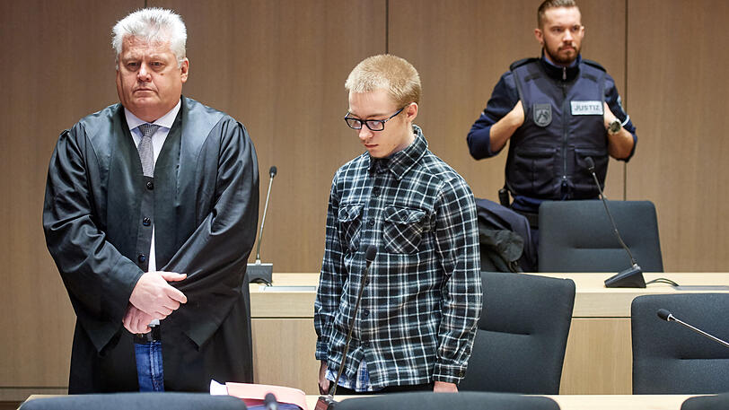Der Angeklagte Marcel H. (M) steht im Landgericht Bochum an der Anklagebank neben seinem Anwalt Michael Emde.
