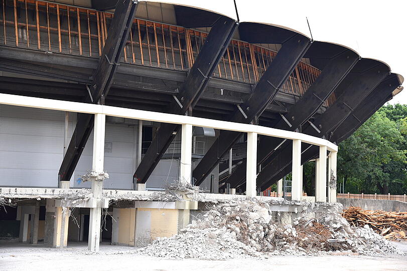 Die Tage des früheren Rad-Stadions sind gezählt &ndash; bis Ende des Jahres wird der olympische Bau verschwunden sein.
